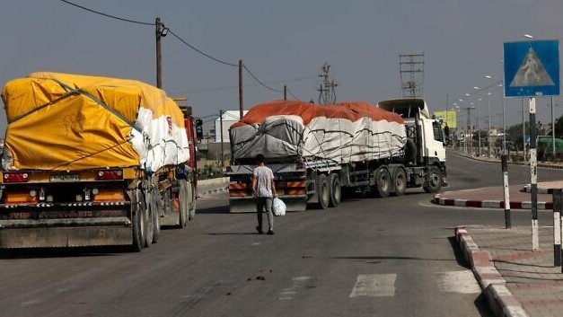 شاحنات تحمل مساعدات إنسانية تدخل جنوب قطاع غزة من مصر عبر معبر رفح الحدودي، 2 نوفمبر 2023