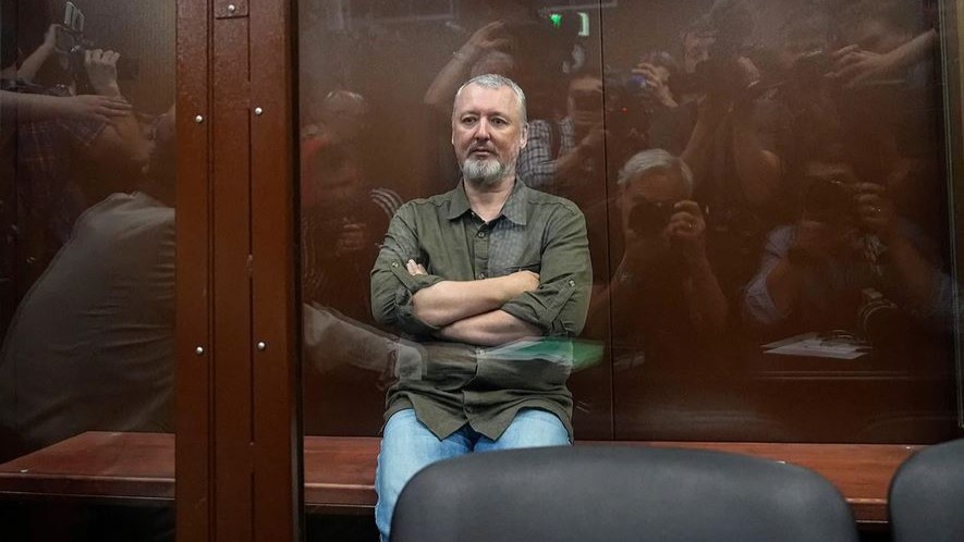 إيغور جيركين يجلس داخل قفص زجاجي للمتهم خلال جلسة استماع للنظر في طلب اعتقاله قبل المحاكمة في موسكو في 21 يوليو 2023