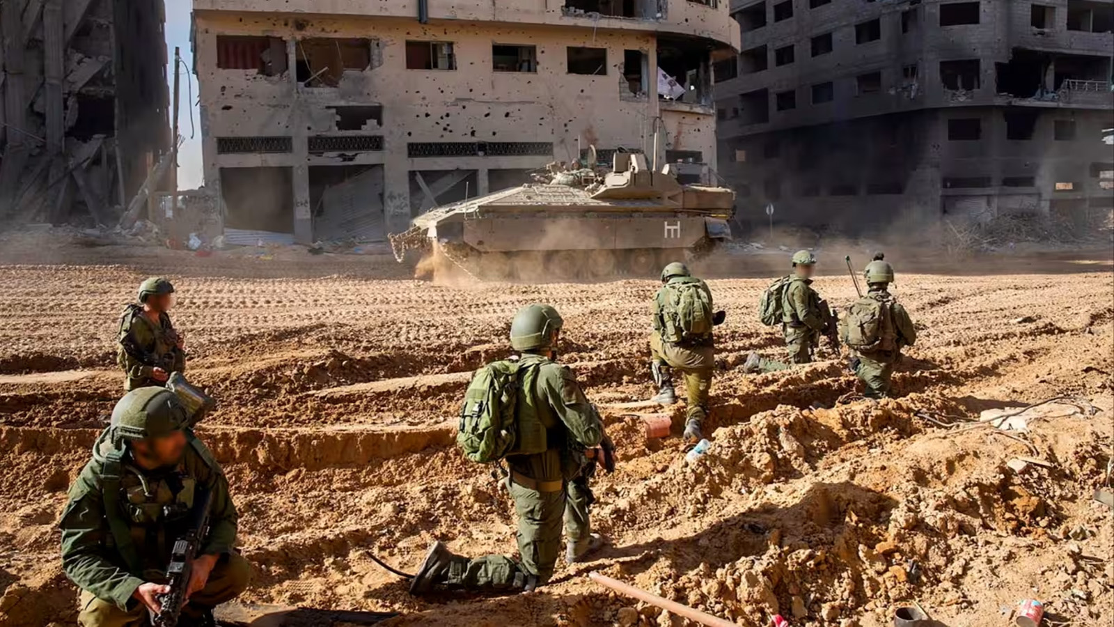جنود من الجيش الاسرائيلي يتوغلون في قطاع غزة