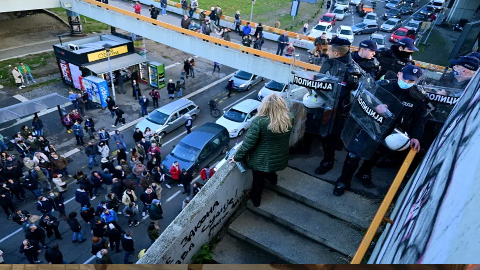 ضباط الشرطة يحاولون منع مجموعات من المتظاهرين من إغلاق الطريق السريع الرئيسي في بلغراد