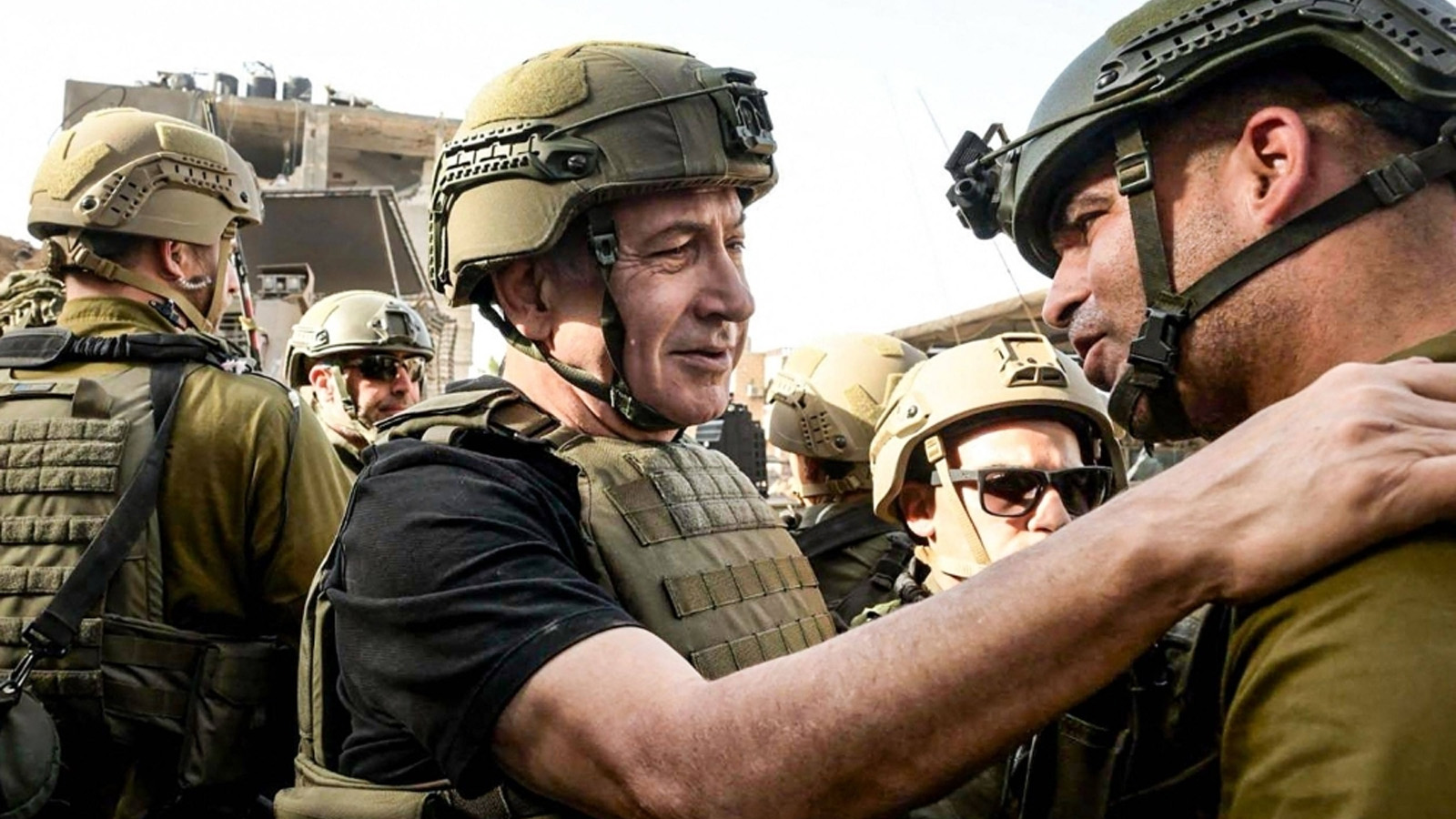 رئيس الوزراء الإسرائيلي بنيامين نتنياهو (في الوسط) يلتقي جنودا في مكان لم يكشف عنه في قطاع غزة يوم الأحد 24 ديسمبر(كانون الأول). (مكتب رئيس الوزراء)