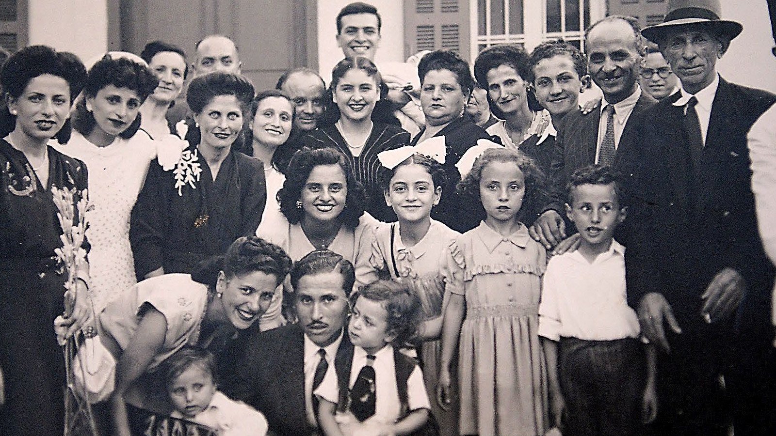 عائلة يهودية لبنانية اجتمعت في حفل زفاف في كنيس ماجن أبراهام في بيروت. (الطائفة اليهودية اللبنانية)