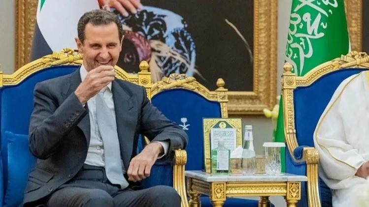 صورة نشرتها وكالة الأنباء السعودية (واس) في 11 نوفمبر 2023، تظهر الرئيس السوري بشار الأسد في الرياض، قبل بدء الاجتماع الطارئ لجامعة الدول العربية ومنظمة التعاون الإسلامي