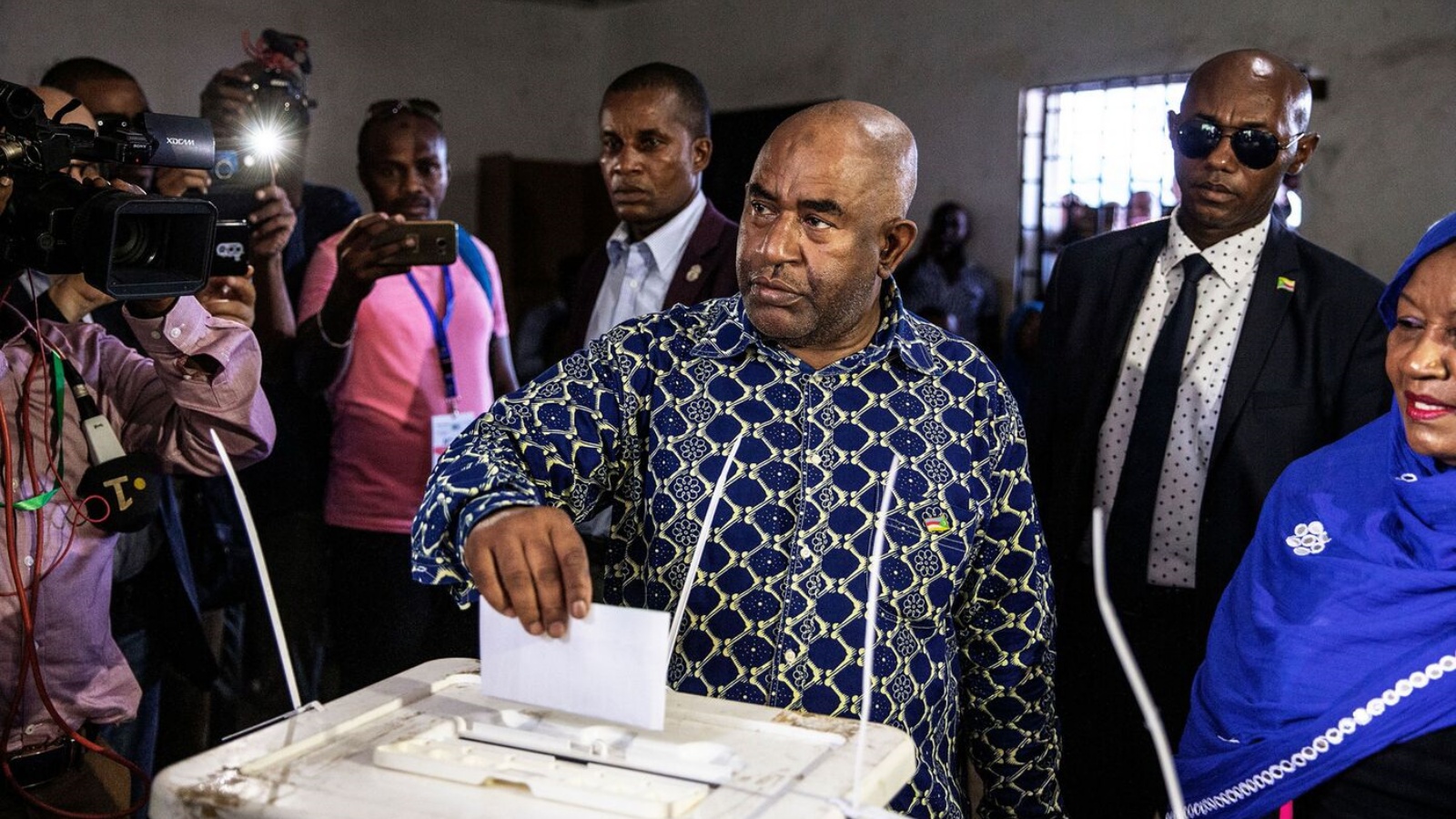 غزالي عثماني يدلي بصوته في الانتخابات الرئاسية في مركز اقتراع في ميتسوجي، في 24 آذار