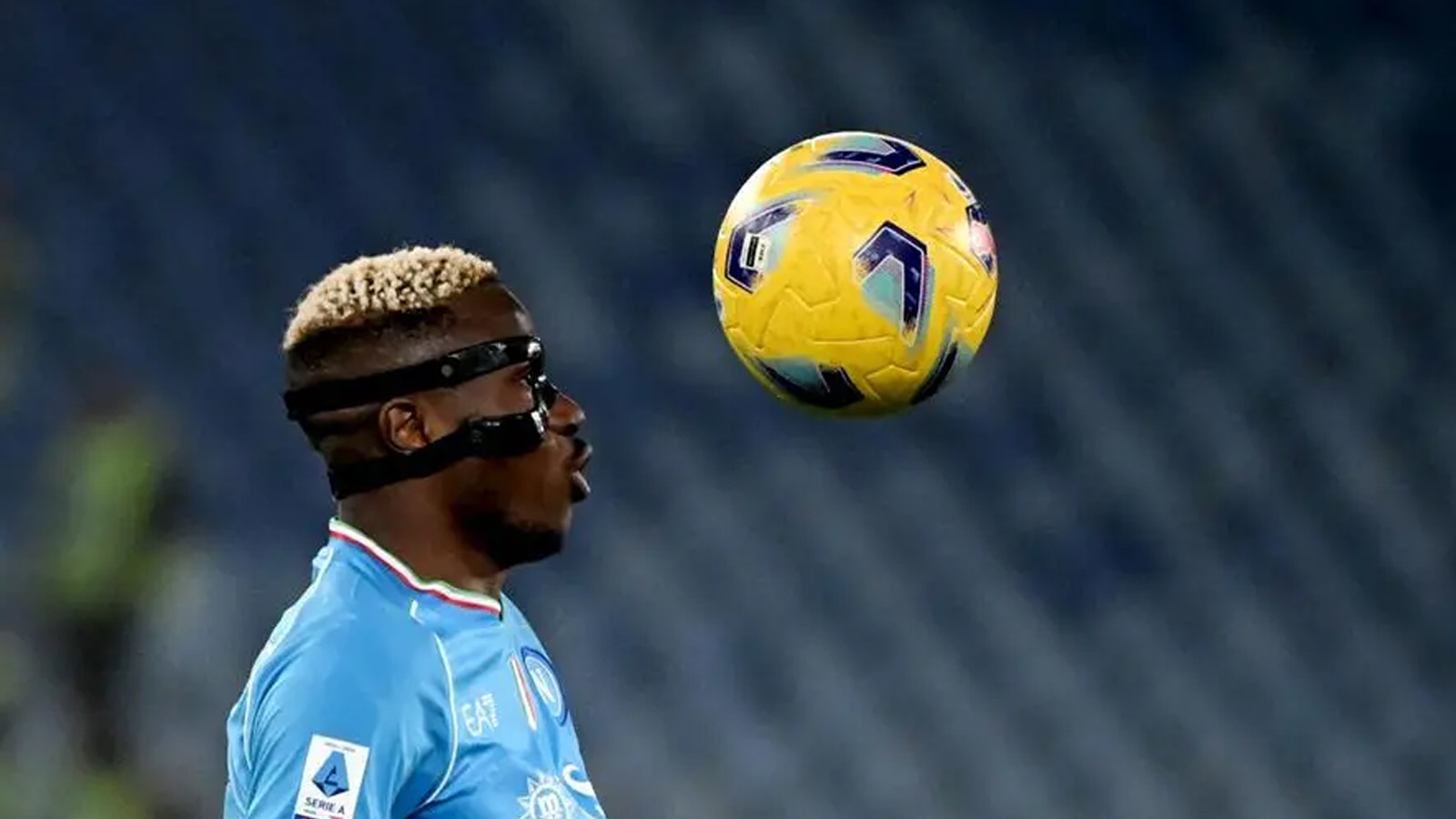 مهاجم نابولي النيجيري رقم 09 فيكتور أوسيمين ينظر إلى الكرة خلال مباراة كرة القدم في الدوري الإيطالي بين روما ونابولي في الملعب الأولمبي في روما في 23 ديسمبر(كانون الأول) 2023