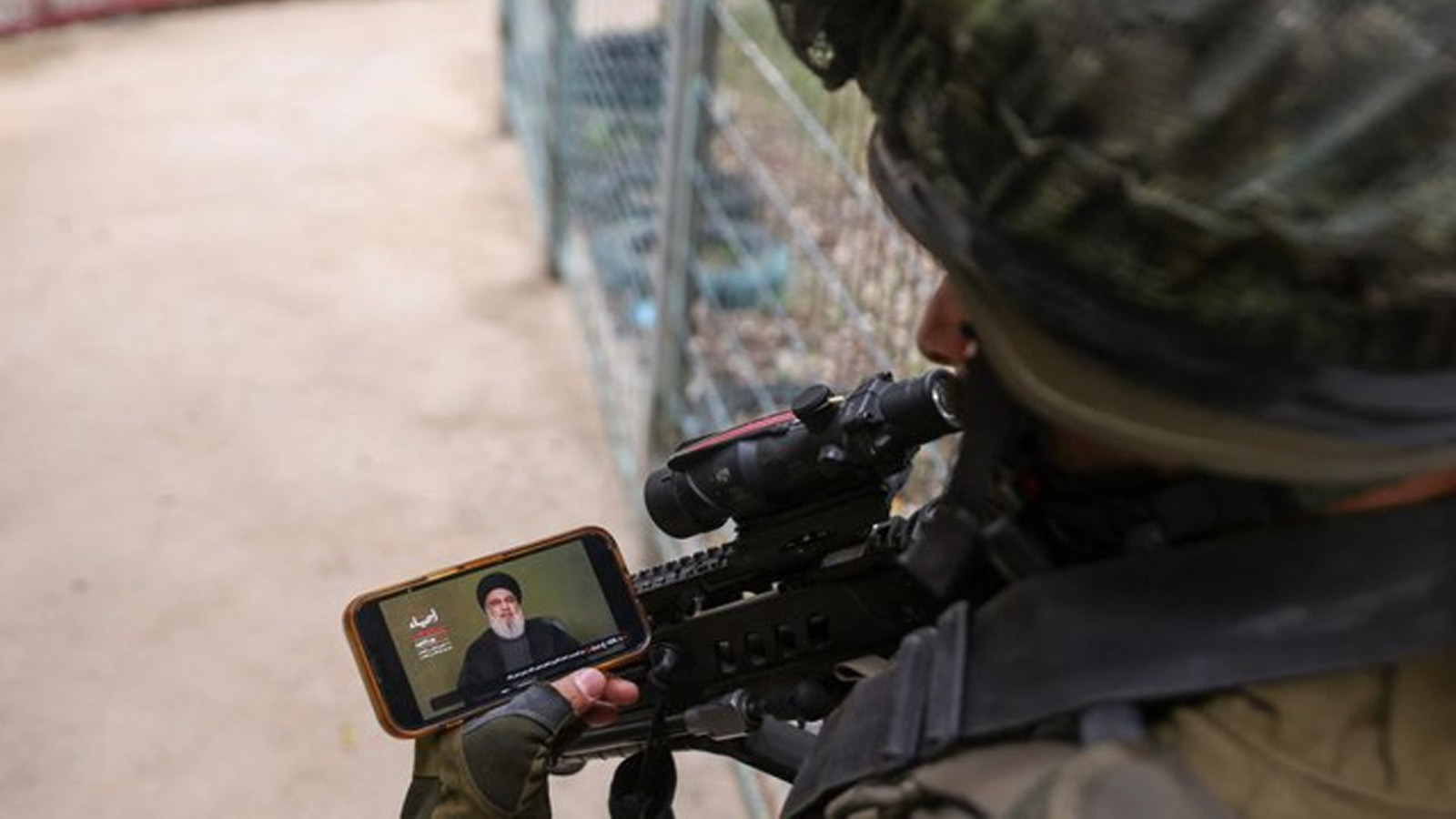 جندي إسرائيلي يشاهد خطابًا متلفزًا للأمين العام لحزب الله حسن نصر الله بالقرب من حدود إسرائيل مع لبنان في 11 نوفمبر(تشرين الثاني) 2023