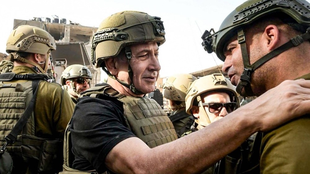 رئيس الوزراء الإسرائيلي بنيامين نتنياهو (في الوسط) يلتقي بجنود في مكان غير معلوم في قطاع غزة في 30 ديسمبر 2023
