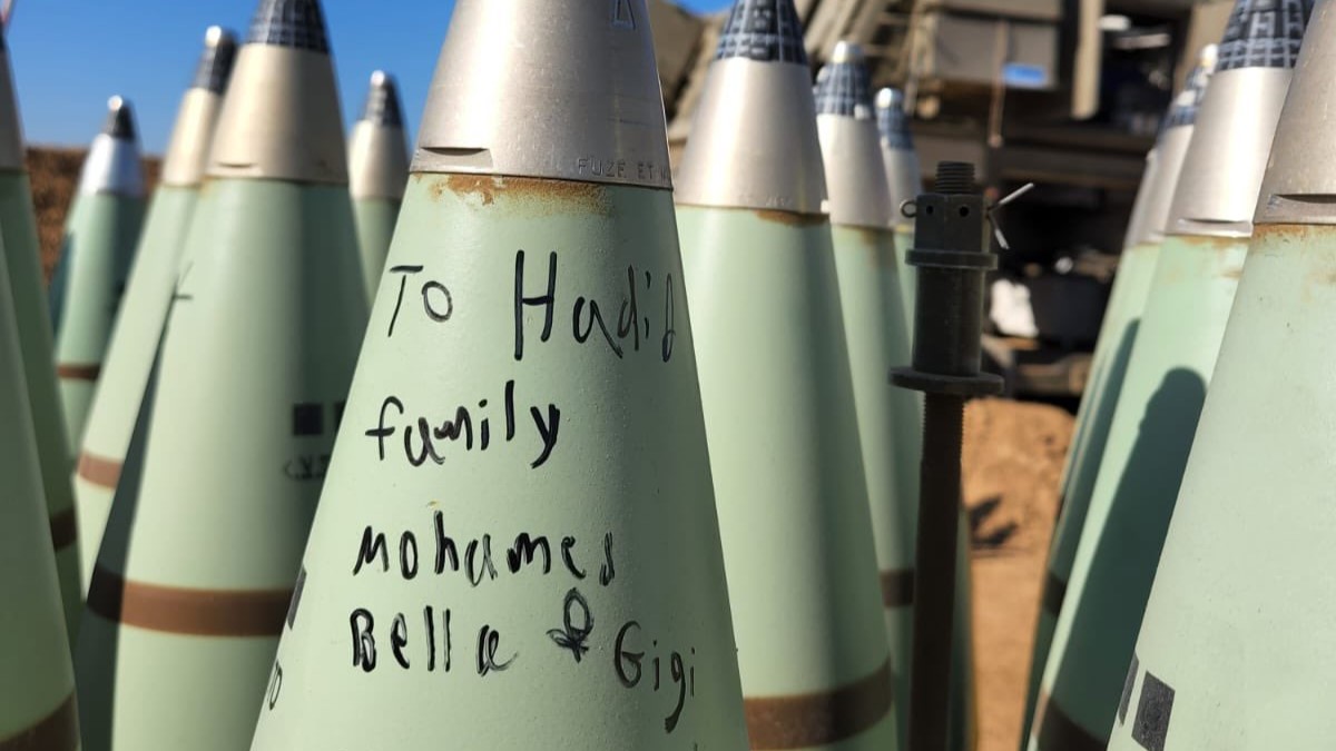 من صورة الإهداء على الصاروخ التي نشرها الملاكم الإسرائيلي حاييم غازولي لوعيده لآل حديد