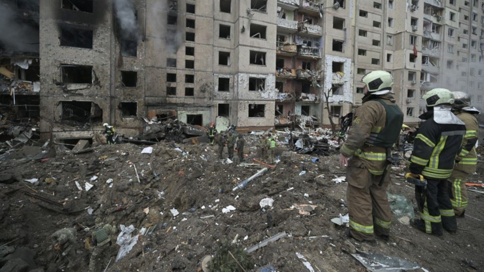 رجال إطفاء انتشروا امام مبنى سكني دمره هجوم صاروخي في وسط كييف 2 يناير 2024