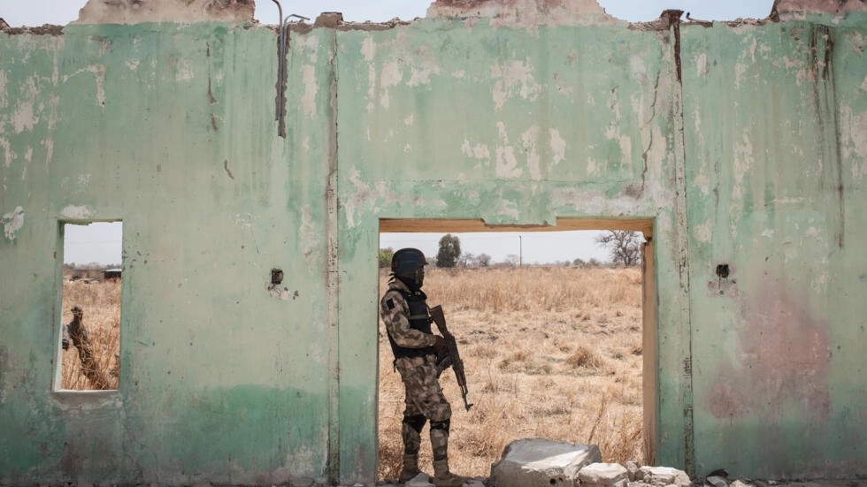 عسكري نيجيري خلال دورية في مبنى مدرسة شيبوك الداخلية المدمر في شمال شرق نيجيريا في 25 آذار/مارس 2016 حيث اختطف جهاديون من جماعة بوكو حرام 276 تلميذة في 2014