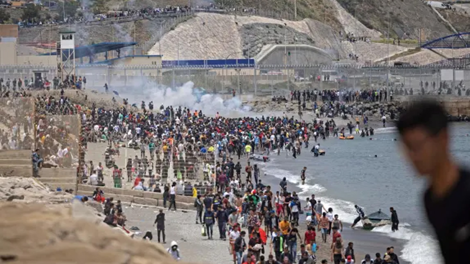 صورة أرشيفية لمهاجرين على الحدود بين المغرب وجيب سبتة الإسباني