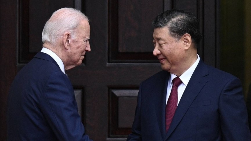 الرئيس الأمريكي جو بايدن يحيي الرئيس الصيني شي جين بينغ قبل اجتماع خلال منتدى التعاون الاقتصادي لآسيا والمحيط الهادئ