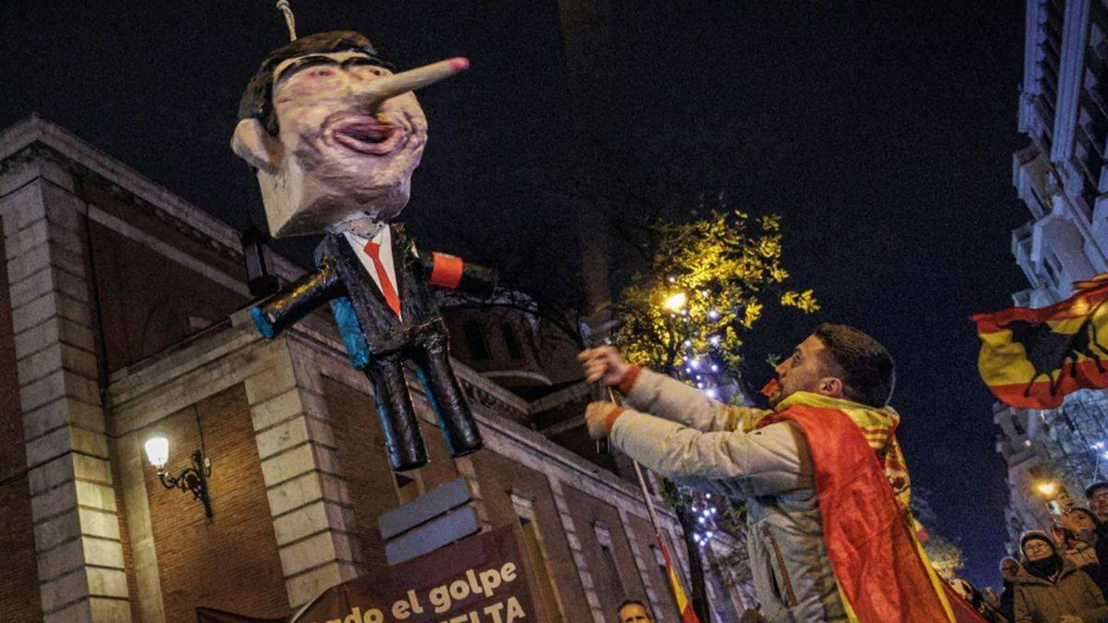 التمثال الذي شنقته المعارضة أمام مقر الحزب الاشتراكي في إسبانيا(منصة x)