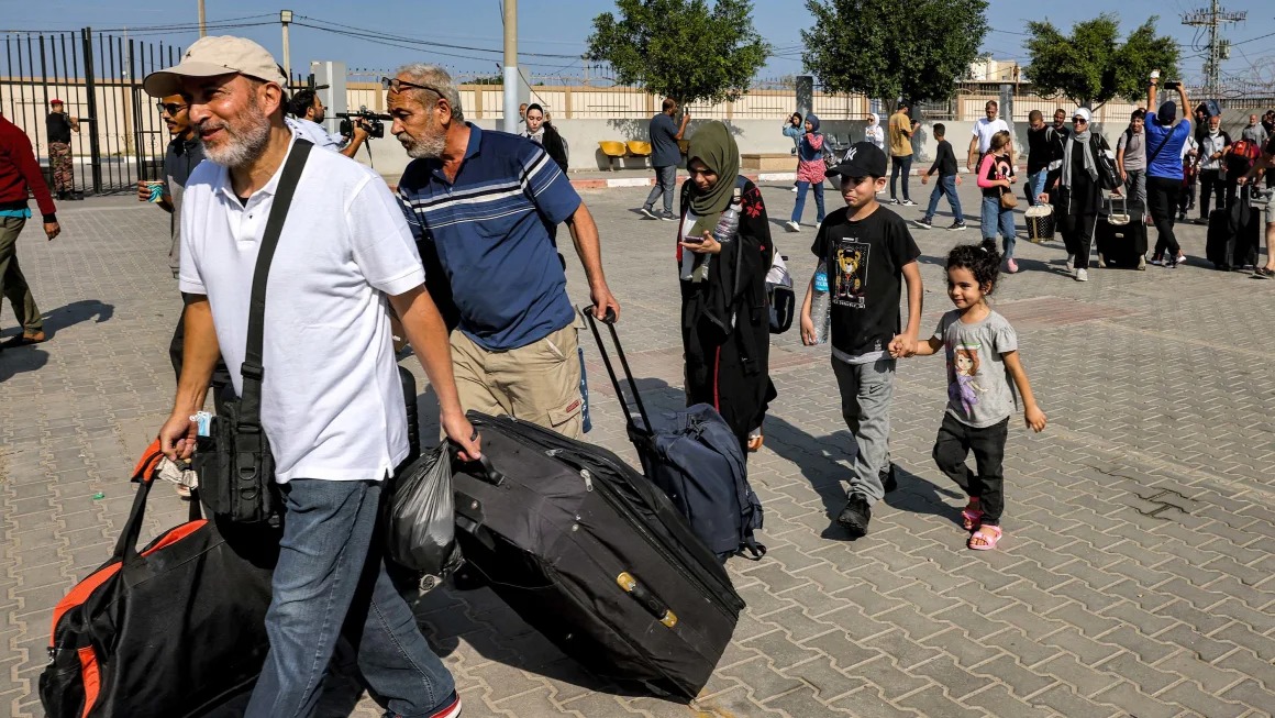 أشخاص يدخلون معبر رفح الحدودي في جنوب قطاع غزة في 1 نوفمبر 2023
