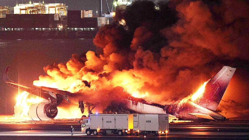 النيران تلتهم طائرة للخطوط الجوية اليابانية في مطار هانيدا بطوكيو في الثاني من كانون الثاني/يناير 2024