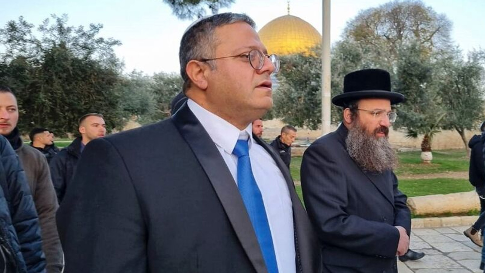 الوزير في الحكومة الإسرائيلية إيتمار بن غفير يسير في باحة المسجد الأقصى في القدس، والذي يعرفه اليهود باسم جبل الهيكل