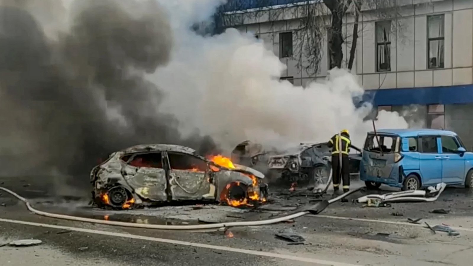 رجال الإطفاء الروس يطفئون السيارات المحترقة بعد القصف في بيلغورود. روسيا في 30 ديسمبر(كانون الأول) 2023