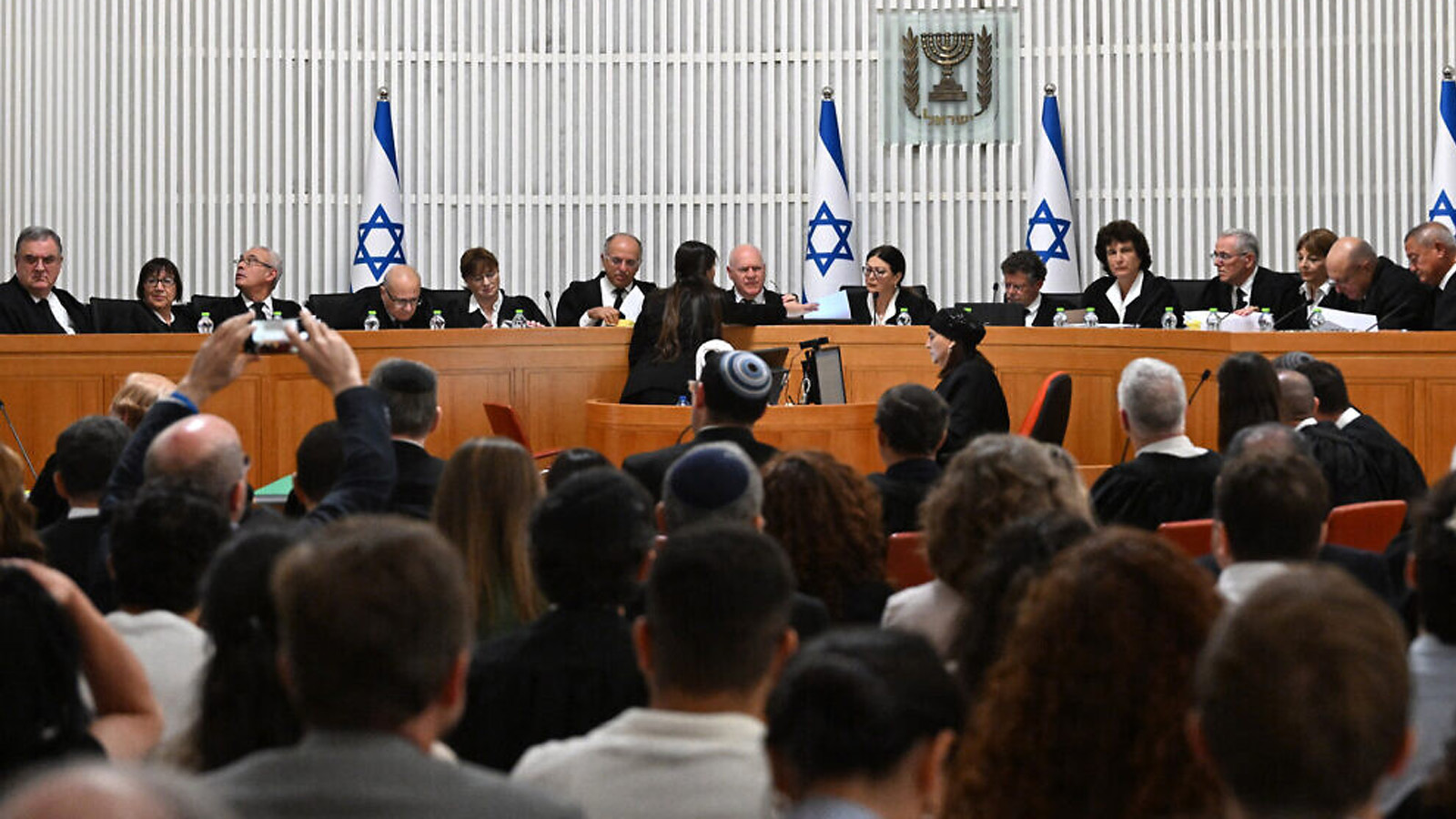  رئيسة المحكمة العليا إستر حايوت وجميع القضاة الـ 14 الآخرين يستمعون إلى التماسات ضد 