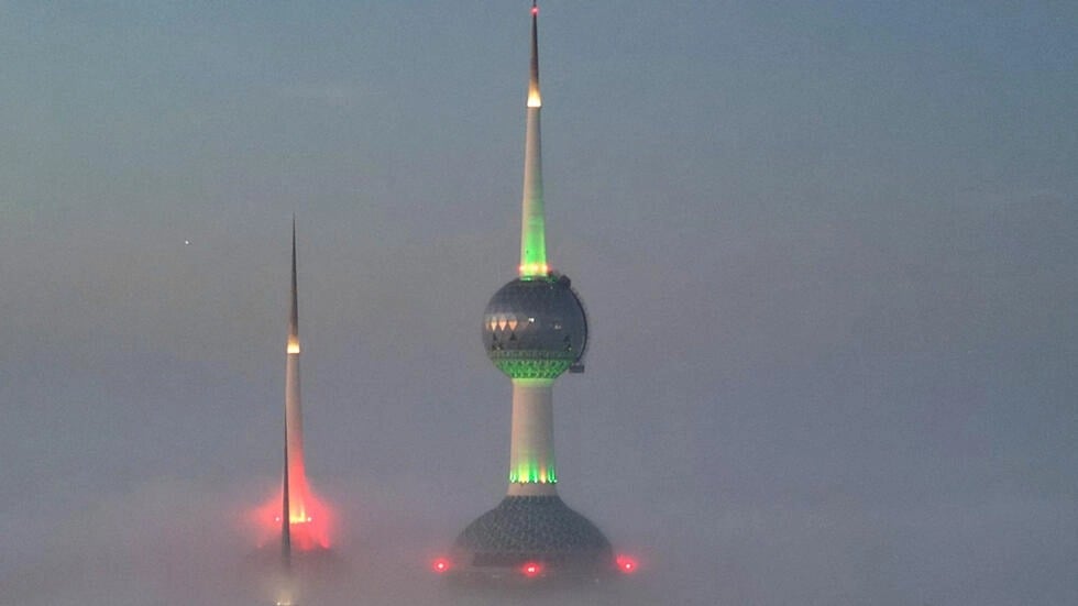 لقطة جوية تُظهر أبراج الكويت تخرق الغيوم في 10 كانون الأول/ديسمبر 2023