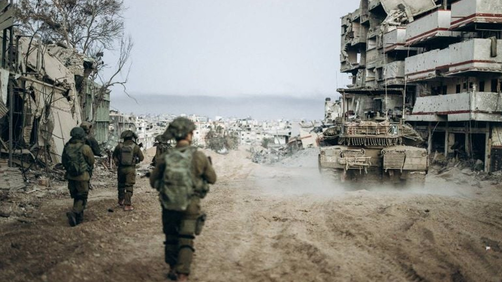 صورة نشرها الجيش الإسرائيلي في 1 يناير(كانون الثاني) 2024 لجنود إسرائيليين يعملون في قطاع غزة وسط معارك مستمرة بين إسرائيل وحركة حماس الفلسطينية المسلحة