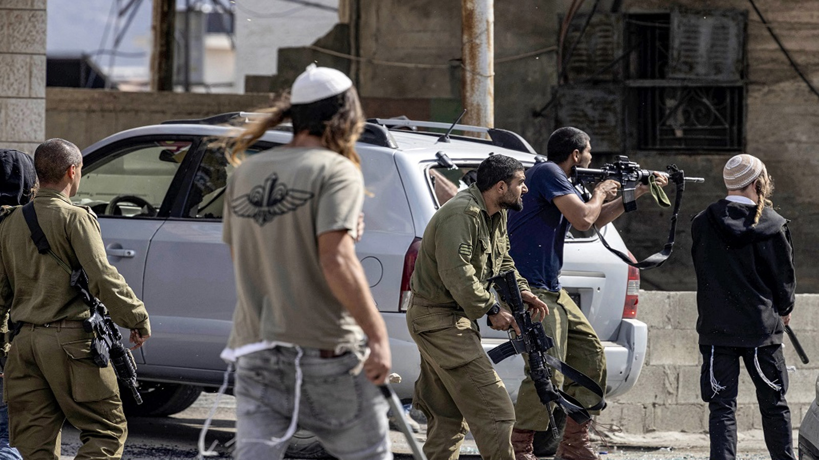 مستوطنون يهاجمون بلدة حوارة في محافظة نابلس تحت حماية الجيش