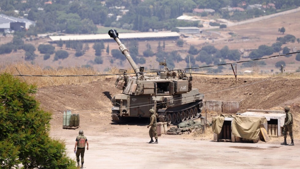 جنود إسرائيليون يقفون قرب مدفع ذاتي الحركة تابع للجيش على مشارف كريات شمونة قرب حدود إسرائيل مع لبنان