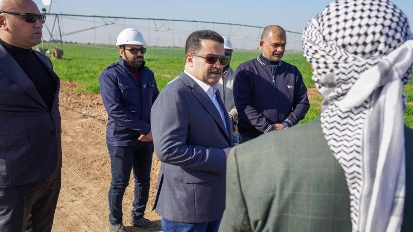 رئيس وزراء العراق محمد شيّاع السوداني يقوم بزيارة ميدانية إلى أحد الحقول في مدينة النهروان جنوب شرق العاصمة بغداد، التي تعتمد في السقي على منظومات الرّي الحديثة