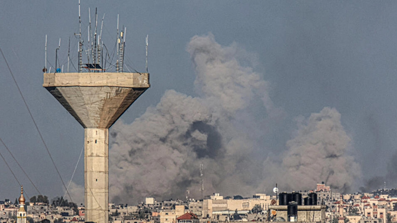 صورة التقطت من رفح في 5 يناير(كانون الثاني) 2024 تظهر الدخان يتصاعد فوق خان يونس في جنوب قطاع غزة أثناء القصف الإسرائيلي، وسط معارك مستمرة بين إسرائيل وحركة حماس الفلسطينية