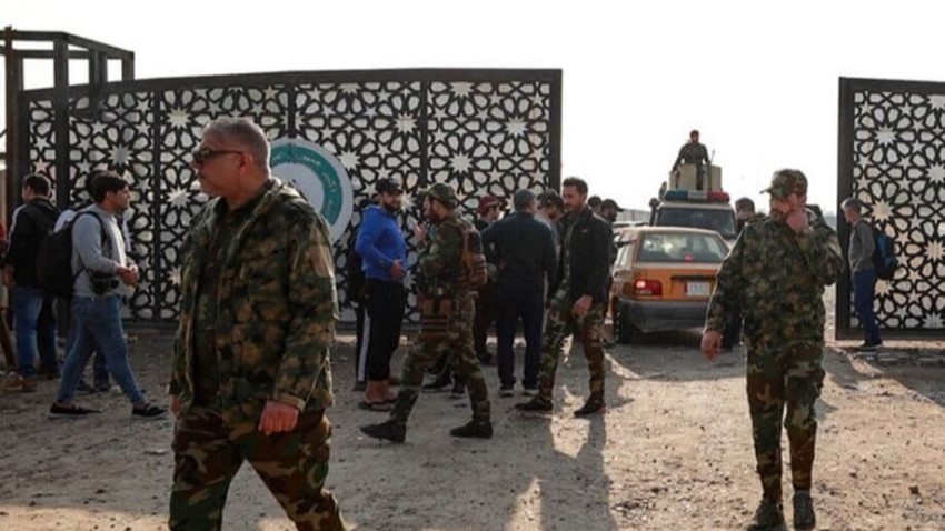 أفراد أمن عراقيون عند مدخل موقع أمني استهدفه هجوم بطائرة أمريكية بدون طيار في بغداد في 4 يناير 2024