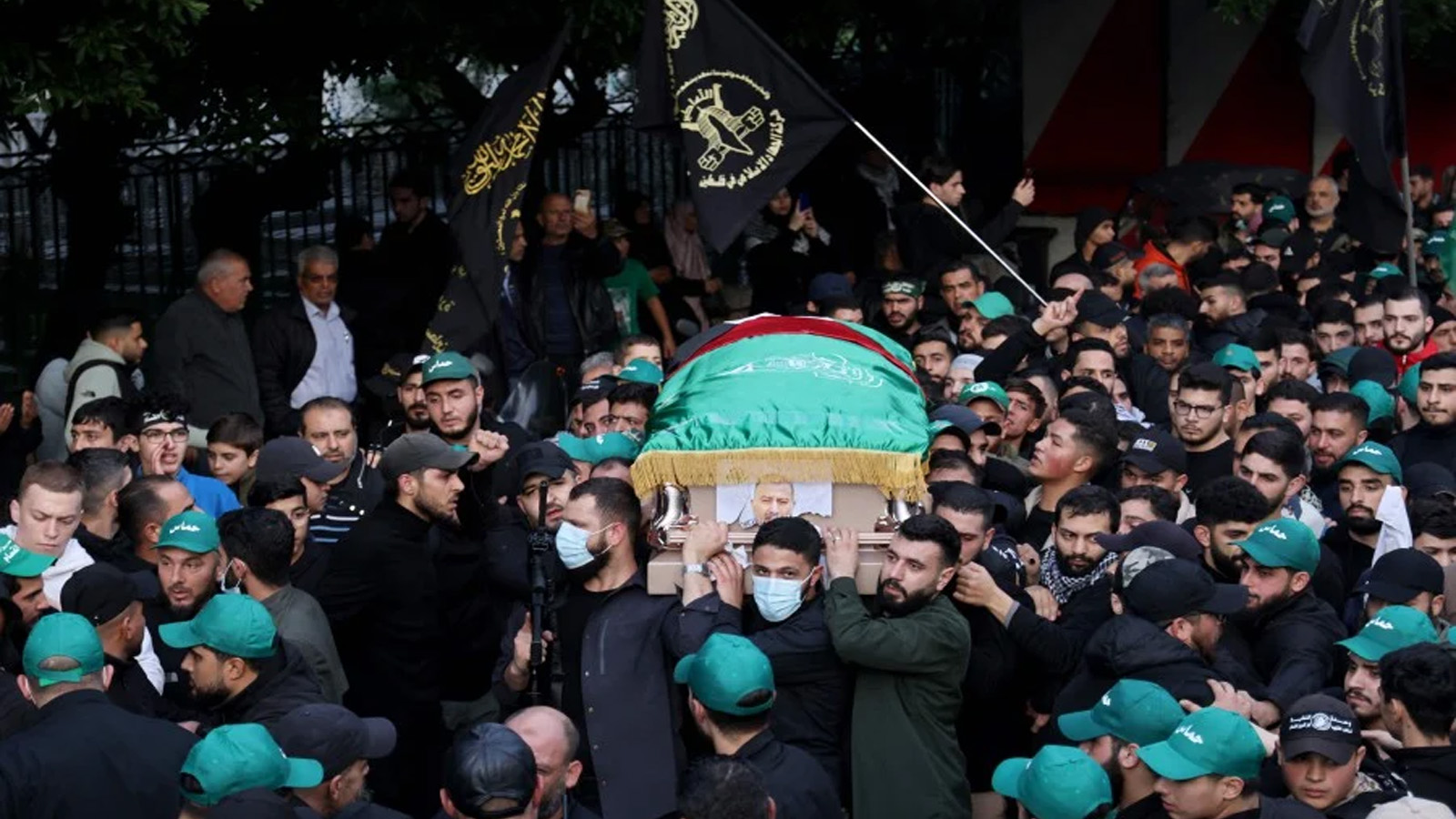 مشيعون يحملون نعش نائب زعيم حركة حماس، صالح العاروري، الذي قُتل في 2 يناير(كانون الثاني) 2024 في غارة جوية في الضاحية الجنوبية لبيروت، خلال موكب جنازته في العاصمة اللبنانية