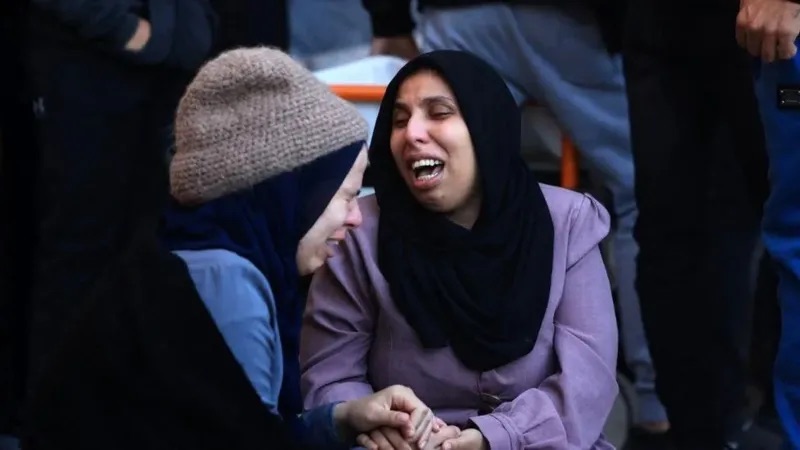 AFP | سيدة تبكي فقد زوجها في قصف إسرائيلي لمدينة خان يونس