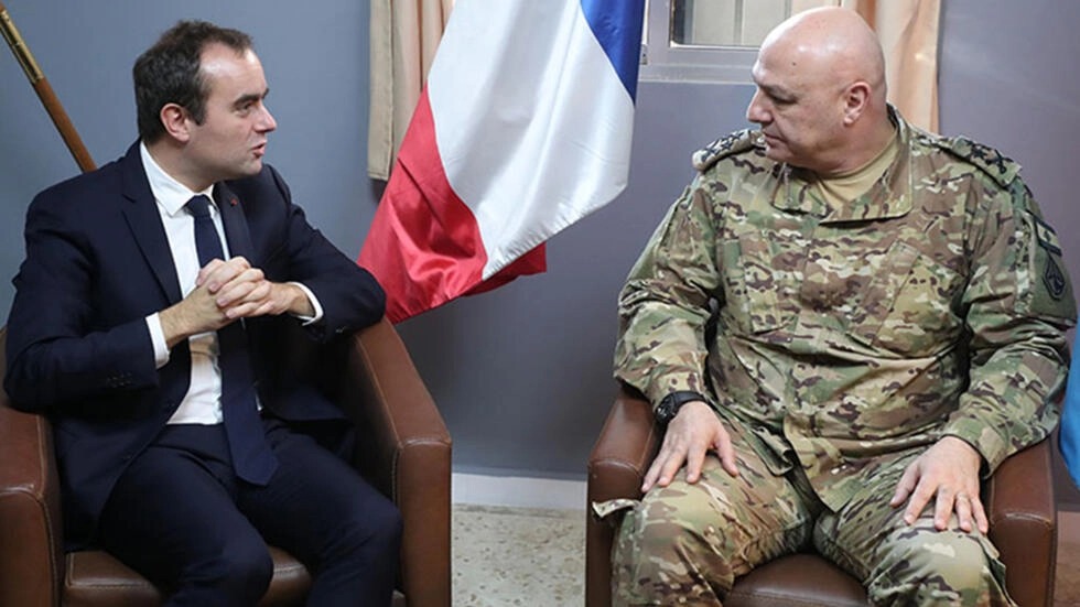 وزير الجيوش الفرنسية سيباستيان لوكورنو وقائد الجيش اللبناني جوزاف عون في صورة مؤرخة الأول من كانون الثاني/يناير 2024