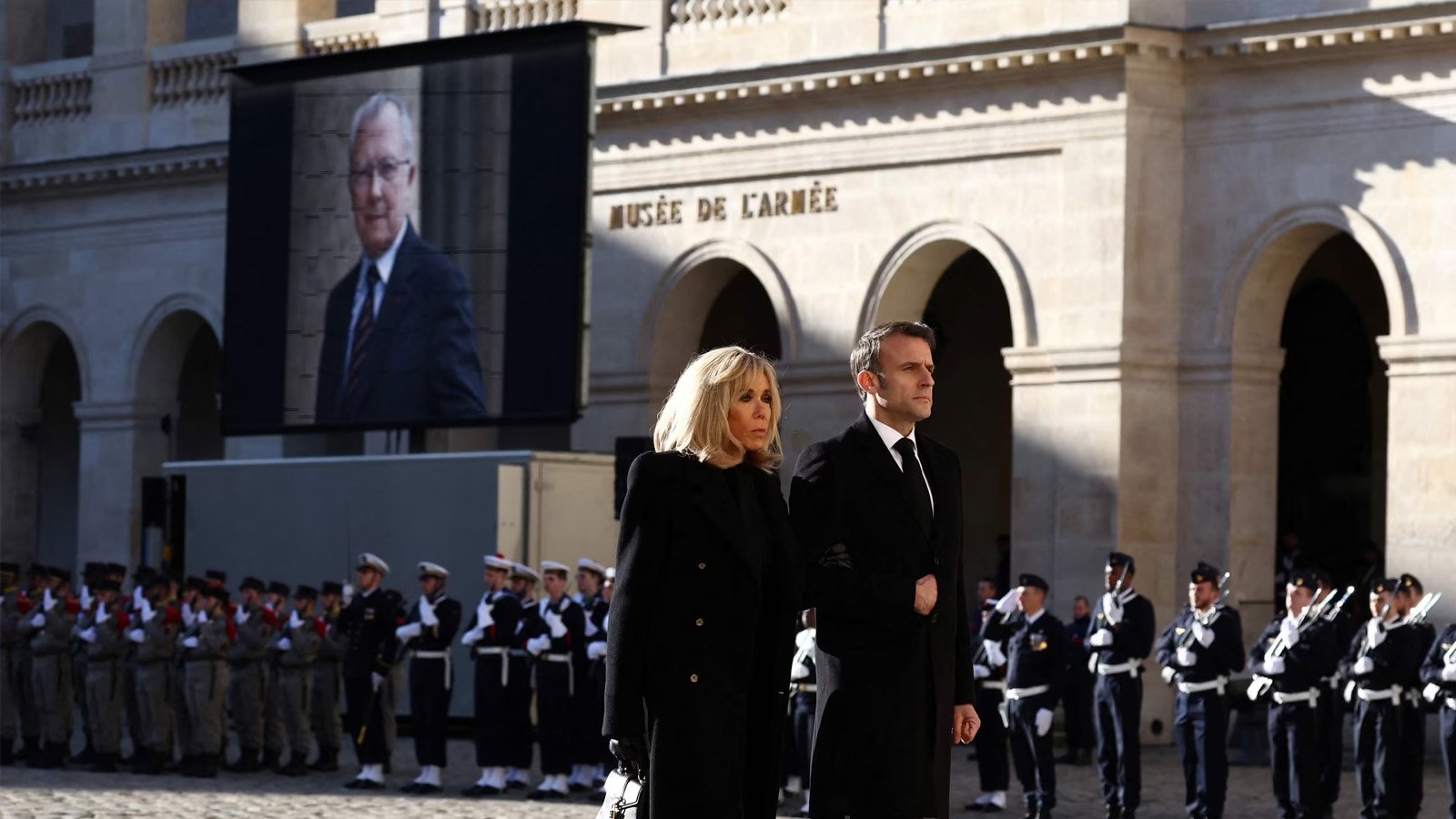 إيمانويل ماكرون وزوجته بريجيت ماكرون خلال التكريم الوطني لجاك ديلور يوم الجمعة في باريس