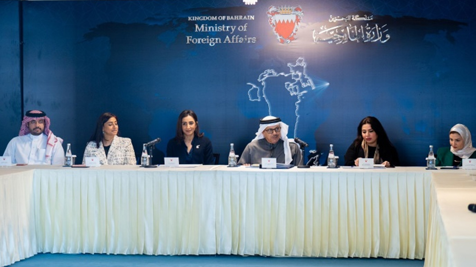 لقطة من اجتماع لجنة حقوق الانسان في البحرين برئاسة وزير الخارجية عبداللطيف بن راشد الزياني