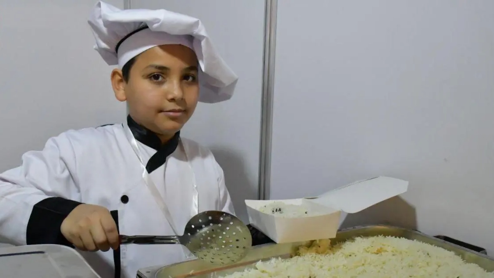 الطفل "يزن خلاف" الذي يُعد أصغر شيف في محافظة ينبع (واس)