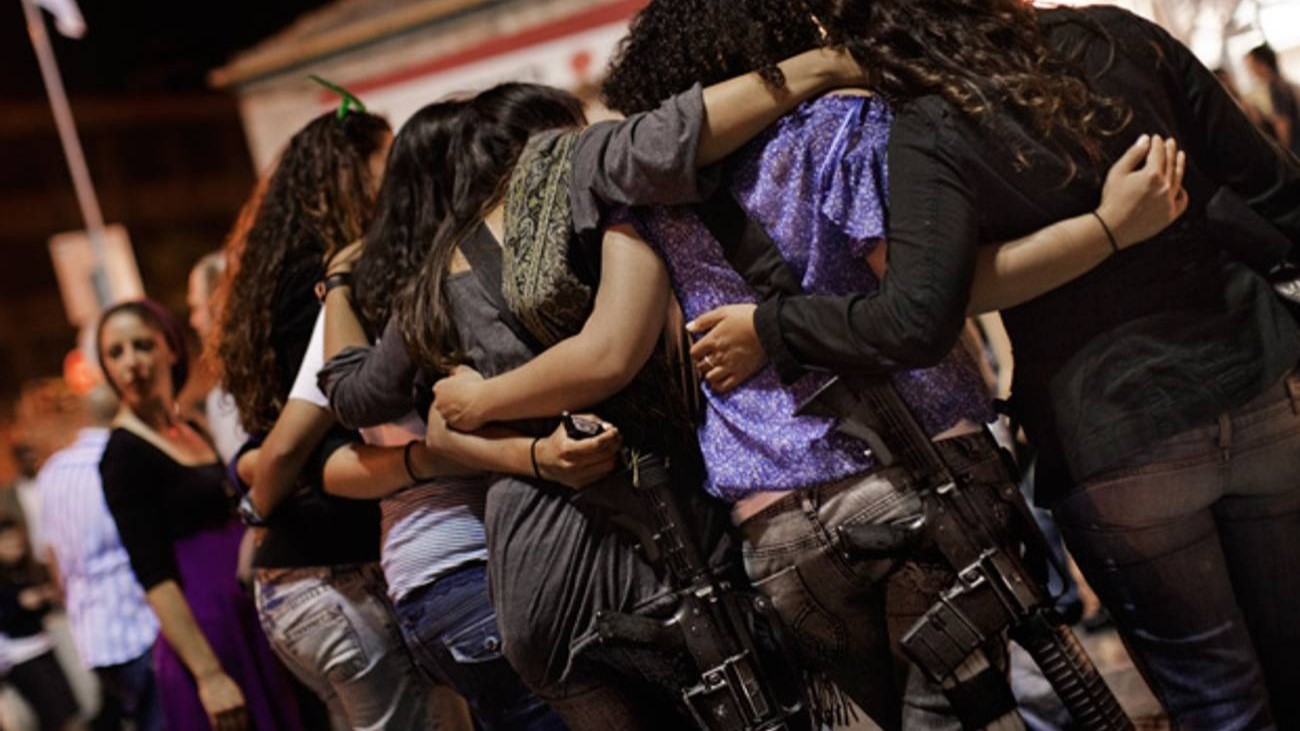 فتيات إسرائيليات يرتدين بنادق آلية ويرقصن معًا خلال الاحتفالات بيوم الاستقلال في القدس