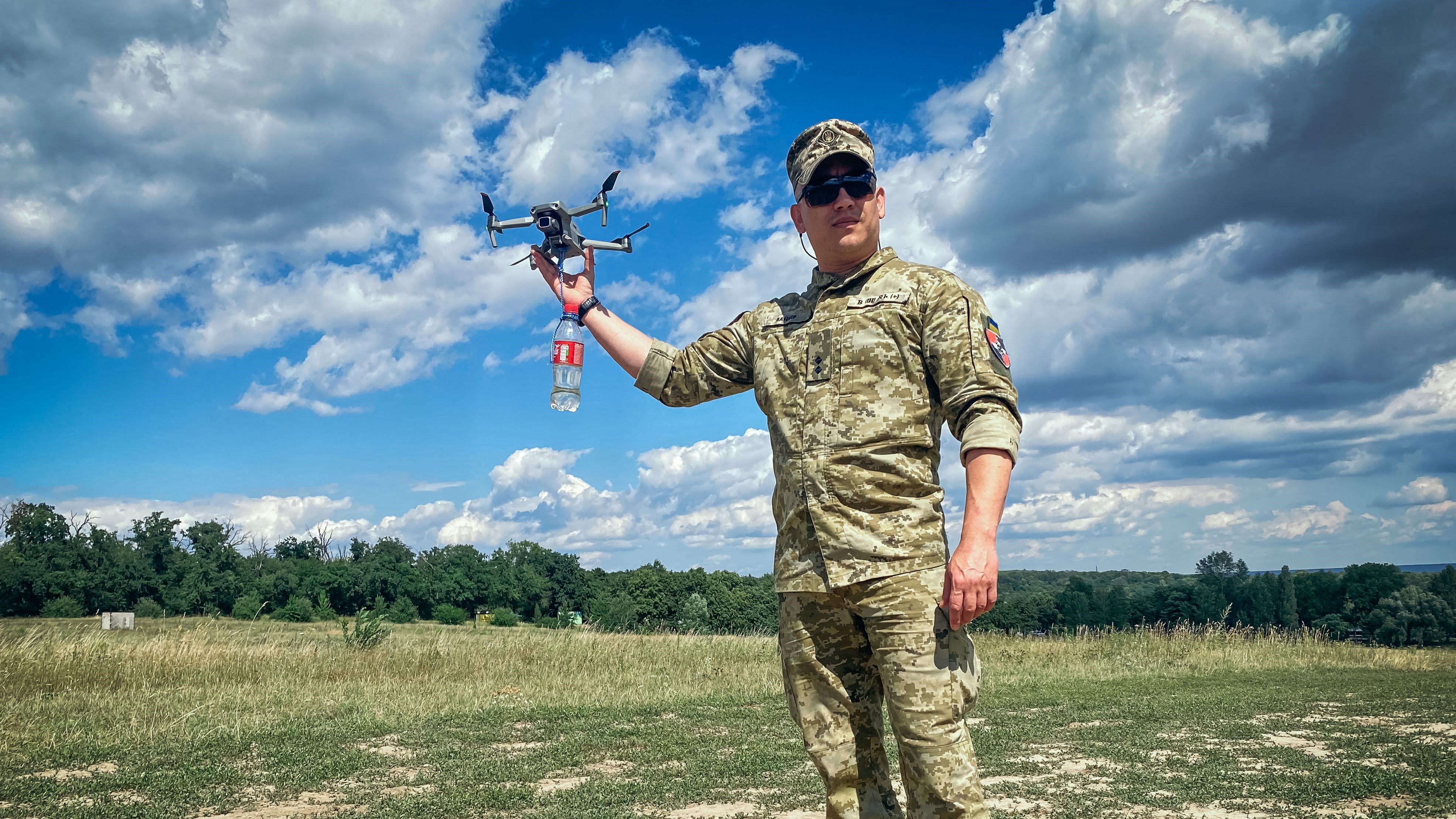 الملازم في القوات العسكرية الأوكرانية أنطون جالياشينسكي المعروف أيضًا باسم 'وايدر' يحمل طائرة بدون طيار تستخدم لحمل المتفجرات خلال جلسة تدريب على مشارف كييف، في 14 يوليو 2023
