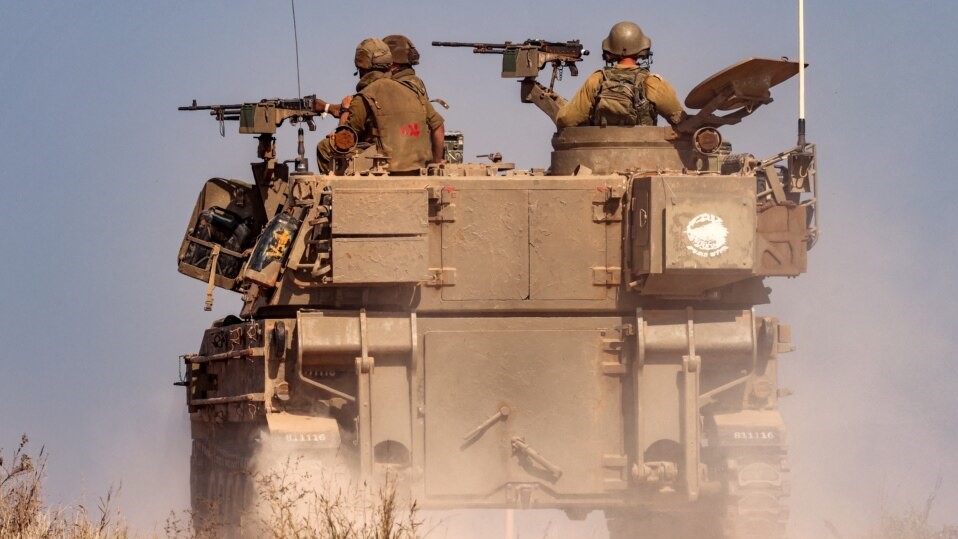 مدفع هاوتزر تابع للجيش الإسرائيلي يتحرك في موقع بالقرب من الحدود مع قطاع غزة في جنوب إسرائيل في 3 نوفمبر، 2023، وسط المعارك المستمرة ضد مقاتلي حماس