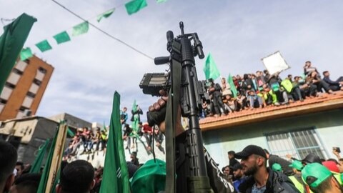 يقول الجيش الإسرائيلي إن مخزون الأسلحة الذي صادره من حماس يحتوي على مناظير تلسكوبية للبنادق وذخائر لبندقية 
