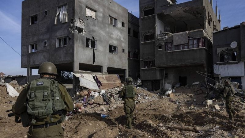 تظهر هذه الصورة التي تم التقاطها خلال جولة إعلامية نظمها الجيش الإسرائيلي في 8 يناير 2024، قوات تعمل في منطقة البريج في وسط قطاع غزة، وسط معارك مستمرة بين إسرائيل وحركة حماس الفلسطينية