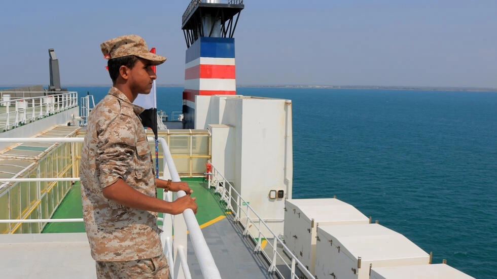 عنصر في القوات التابعة للحوثيين على متن سفينة 