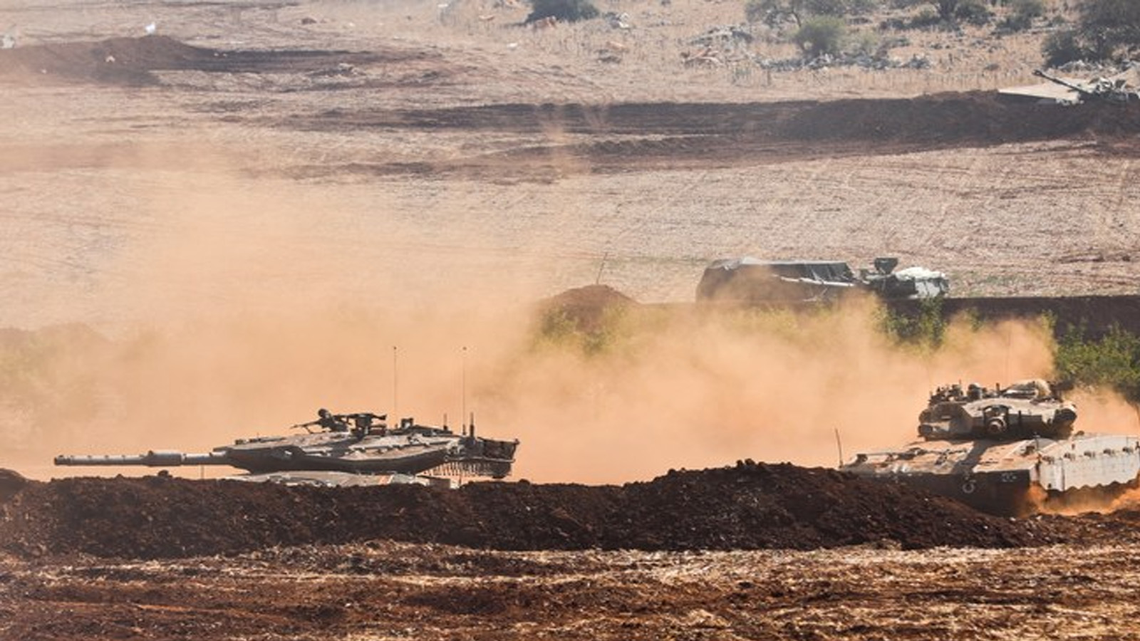 دبابات إسرائيلية تشارك في مناورة قرب الحدود مع لبنان وسط تزايد إطلاق النار عبر الحدود بين حزب الله وإسرائيل