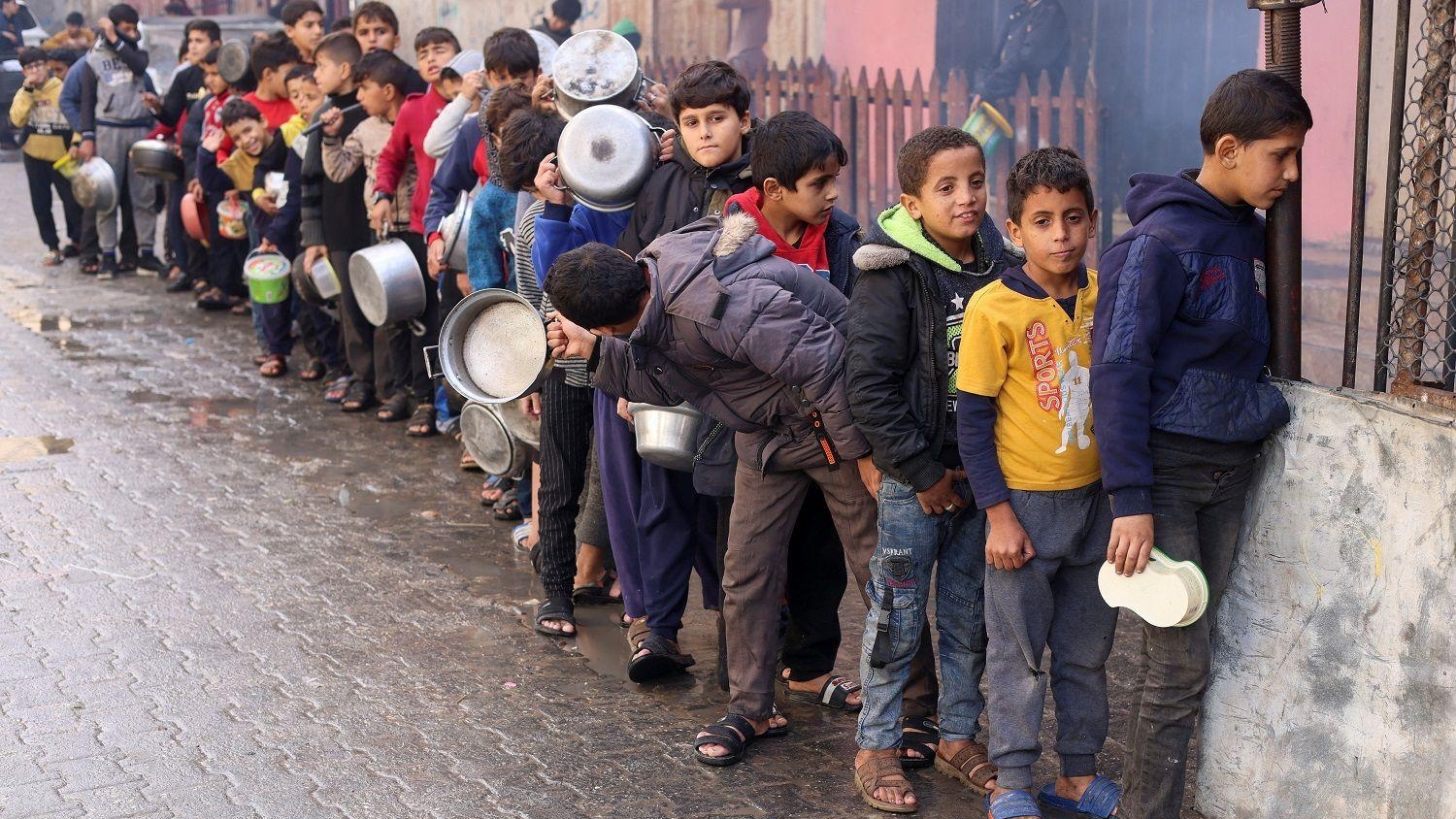 Reuters | أطفال يصطفون لمحاولة الحصول على الطعام في قطاع غزة