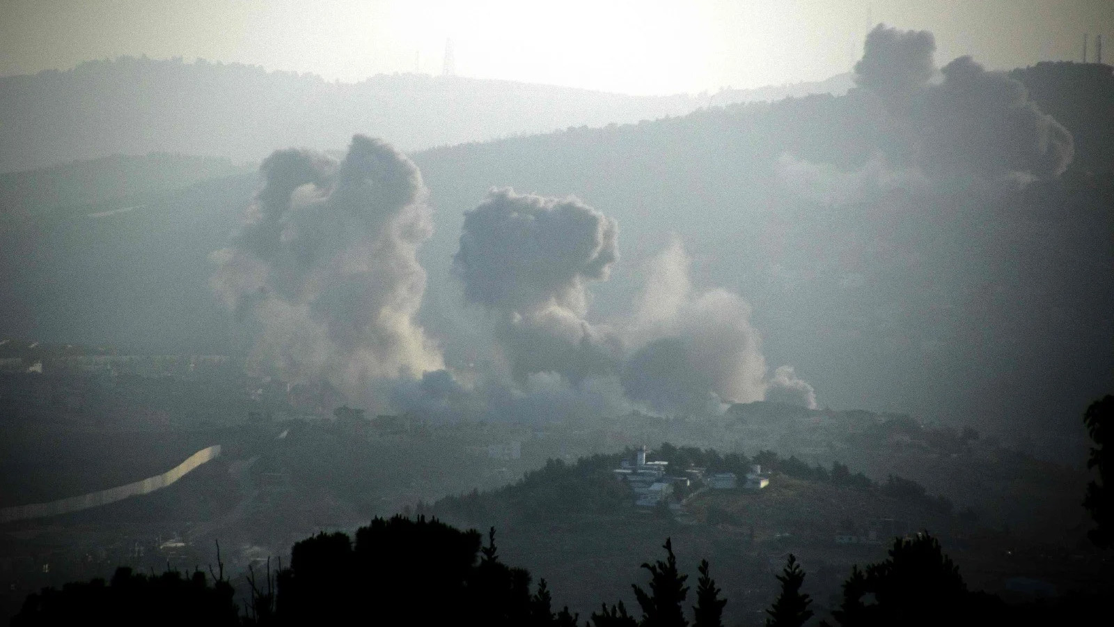 دخان يتصاعد بعد غارة جوية إسرائيلية على قرية كفركلا بجنوب لبنان بالقرب من الحدود مع إسرائيل في 9 يناير(كانون الثاني) 2024