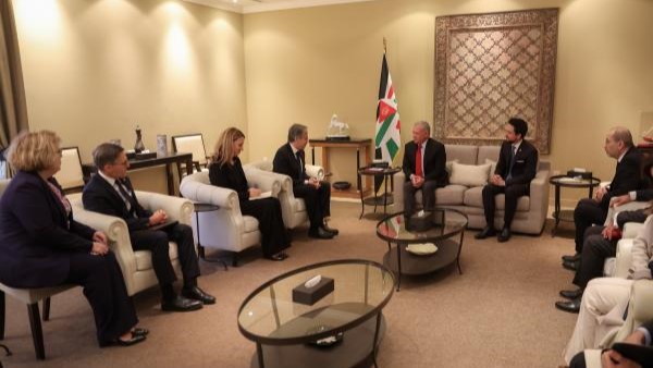 جانب من لقاء موسع للملك الأردني مع وزير الخارجية الأميركي 