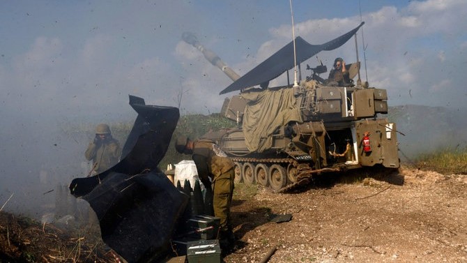 دبابة إسرائيلية تقصف جنوب لبنان من موقع في الجليل الأعلى شمال إسرائيل في 4 يناير 2024