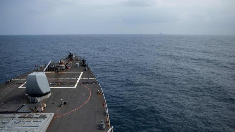 في هذه الصورة التي تم الحصول عليها من وزارة الدفاع الأمريكية، تقترب مدمرة الصواريخ الموجهة من طراز Arleigh Burke USS Laboon من سفينة النفط USNS Kanawha (الخلفية) لعملية تجديد الموارد في البحر في البحر الأحمر في 25 ديسمبر 2023