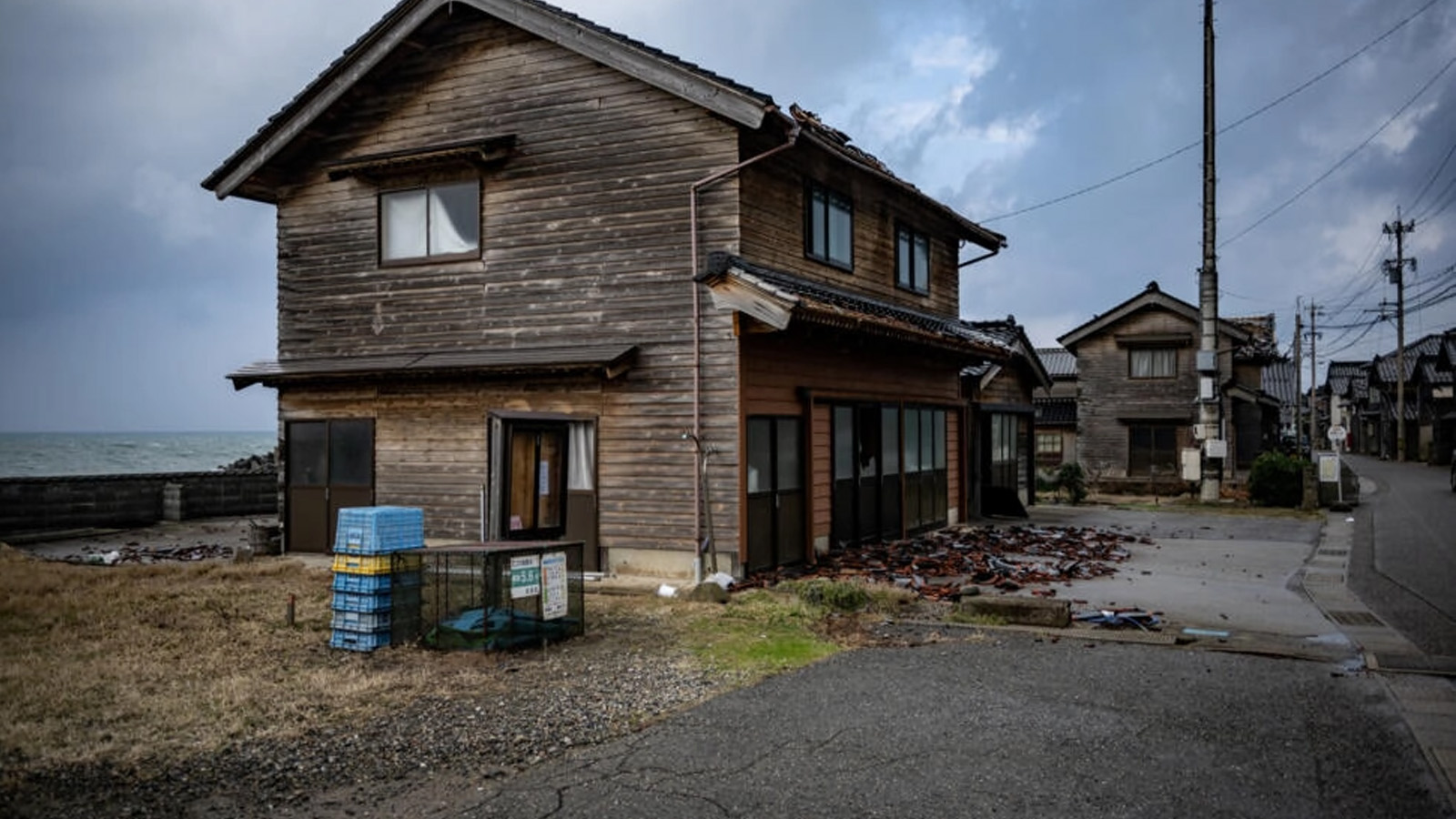 صورة مؤرخة في 6 كانون الثاني(يناير) 2024 تُظهر أحد منازل قرية أكاساكي اليابانية عقب الزلزال الذي ضرب اليابان يوم رأس السنة