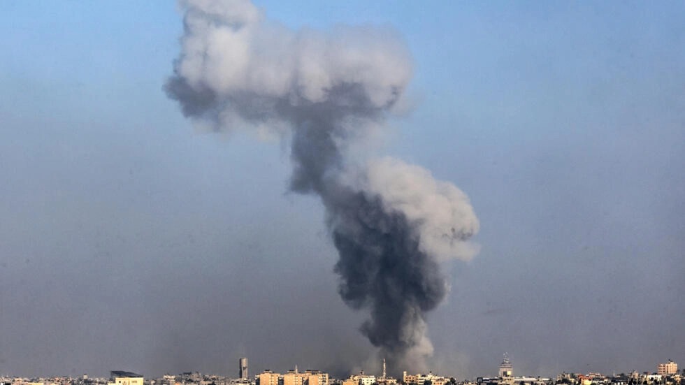 دخان يتصاعد فوق خان يونس في جنوب قطاع غزة خلال قصف إسرائيلي، وسط استمرار المعارك بين إسرائيل وحركة حماس، في 6 كانون الثاني/يناير 2024