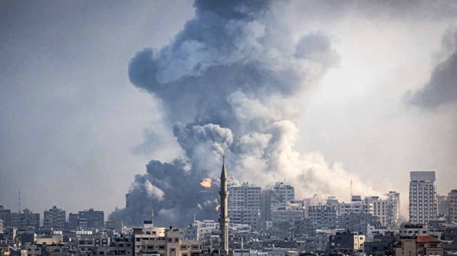 دخان القصف الإسرائيلي على غزة في 14 أكتوبر 2023
